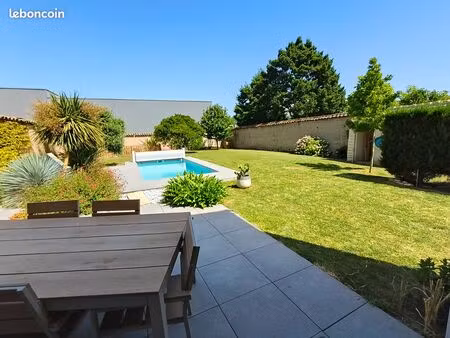 maison en pierre rénovée  lumineuse et au calme  avec jardin et piscine