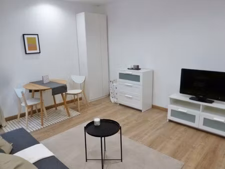 studio meublé donnant sur cour (visite possible à partir du 13