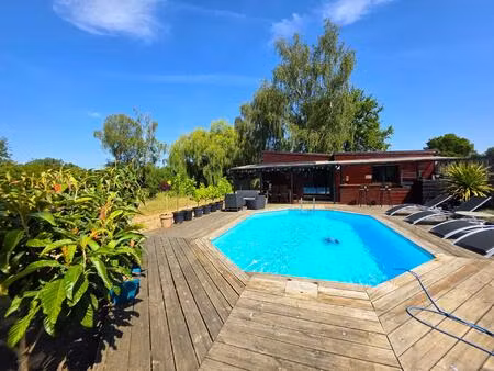 chalet en bois  de plain pied  au coeur de la campagne baugeoise  avec sa piscine et son é