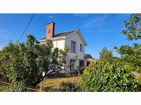 maison le landreau  132 m2  3 chambres  grenier aménageable et grandes dépendances