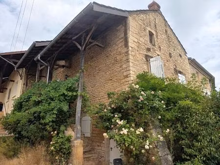 idéalement située sir la commune de lugny   aux amateurs de pierre cette grande maison fam