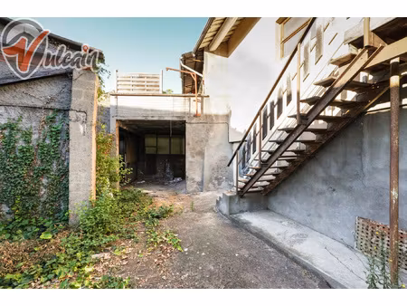 ensemble immobilier avec cour et terrasse