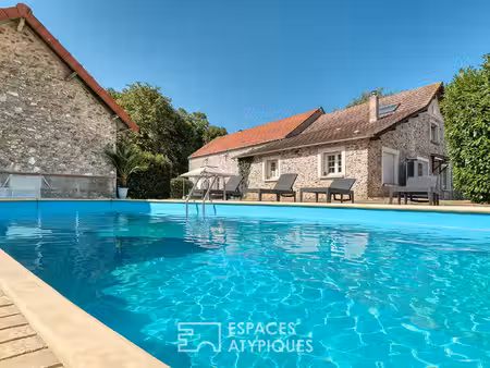 propriété de caractère rénovée avec piscine  studio indépendant et boxes