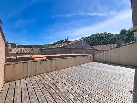 un duplex avec terrasse et vue dégagée  offrant de beaux volumes en plein cœur de bédarieu