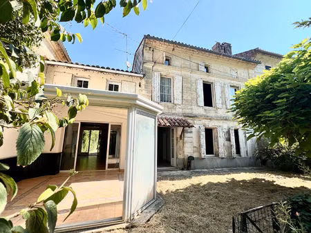 maison en pierre dans un village en bord de rivière