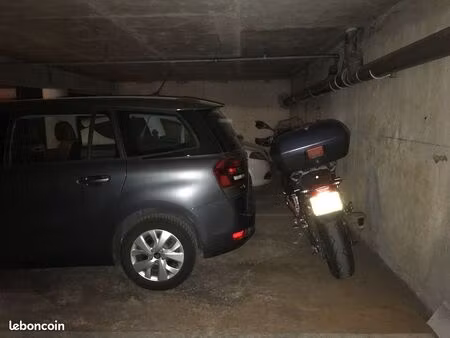 grande place de parking - paris - daumesnil