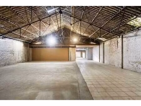 grand entrepôt avec vaste bureau à liedekerke