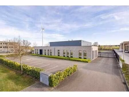 bâtiment commercial moderne datant de 2016 de 680 m² avec en
