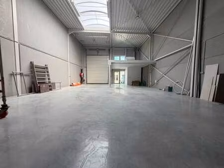 nouveau dépôt de 185 m² avec mezzanine de 30 m² à louer
