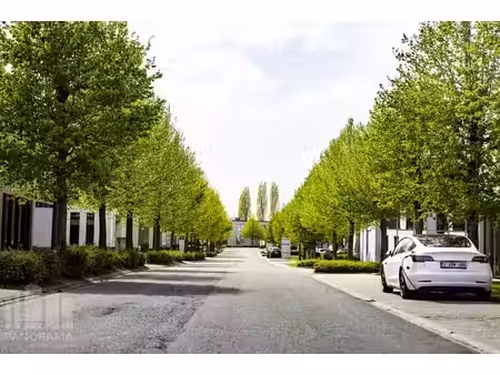 500 m² d'espace de stockage à proximité de la chaussée de...