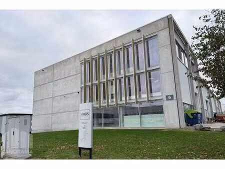bâtiment industriel polyvalent de 658 m² bénéficiant d'un...