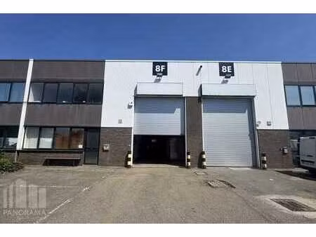 entrepôt de 325 m² avec 95 m² de bureaux à proximité de l...