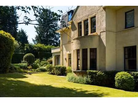 villa (6ch4sdb) de ± 637m² bruts avec jardin et garages
