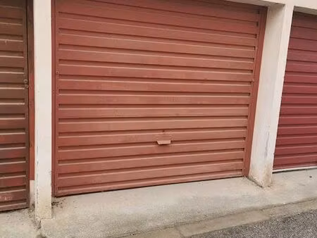 garage avec compteur électrique près gare