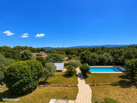 propriété familiale avec piscine  grands volumes et terrain d'environ 4 900 m²
