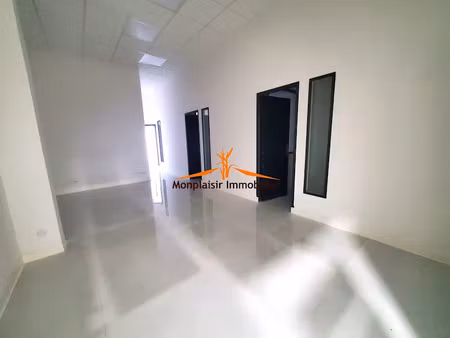 location locaux professionnels 0 pièces 67 m² à baie mahault (97122)  1 139 €