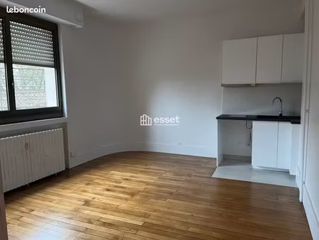 appartement 25m² à louer 720 - saint cloud 92210