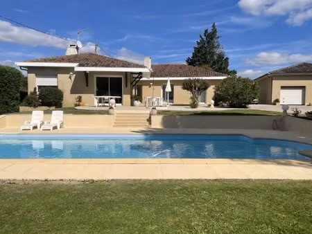 villa de plain-pied avec piscine  garage et maison attenante en