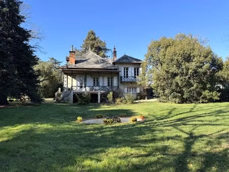 maison de charme du xixe siècle au coeur d'un parc verdoyant