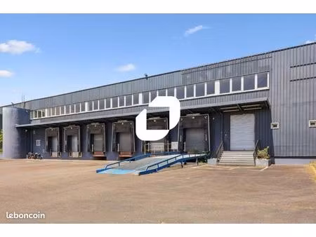 local d'activité 3 840 m²