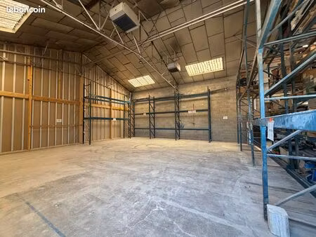 local stockage 170m² avec racks