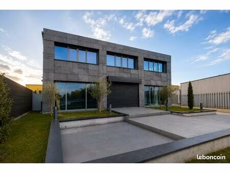 bâtiment indépendant de standing – bureaux  showroom et espace de stockage – 710 m²