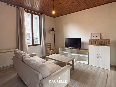 maison de ville à louer avec 1 chambre  1 bureau et une cave