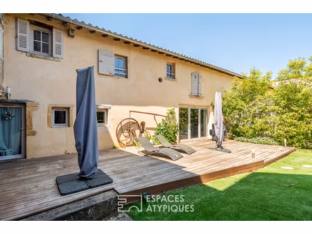 appartement avec terrasse dans les dépendances d'une ancienne bâtisse