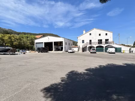 location de 250m2 de bureaux  300 m2 de hangar et 2500m2 de