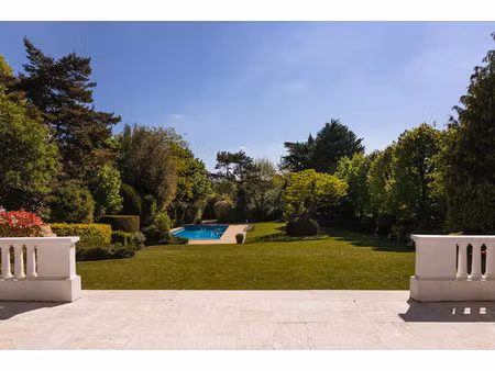 propriété avec piscine et parc paysager