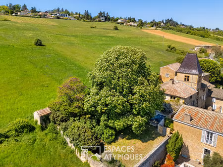 maison en pierres dorées du xviième siècle dans un château avec vue mont-blanc