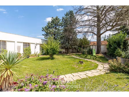 maison de ville rénovée avec jardin et double garage