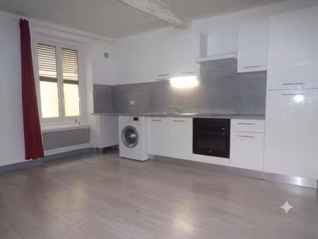 location maison 4 pièces 82.14 m² à la tour-d'aigues (84240)  832 €