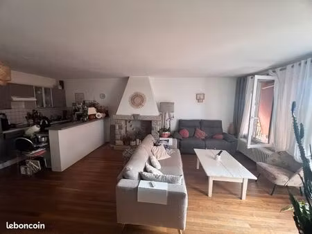 grand et lumineux appartement (93m2)dans secteur calme