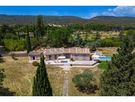 maison en pierre rénovée avec piscine et jardin paysager à gordes