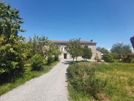ancien presbytere avec jardin clos de murs