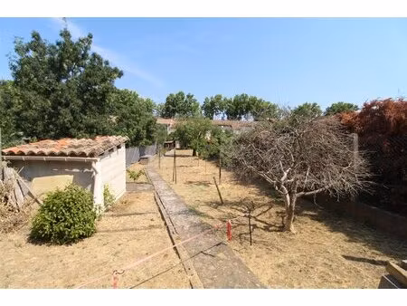 maison de village en pierre  un très beau jardin et un garage  sur une parcelle de 615 m2
