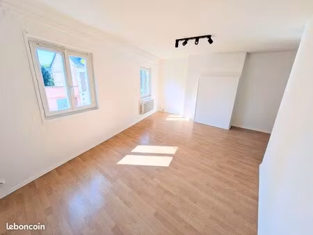 appartement f2 46 m2 + 30 m 2 de terrasse centre ville lisieux refait à neuf