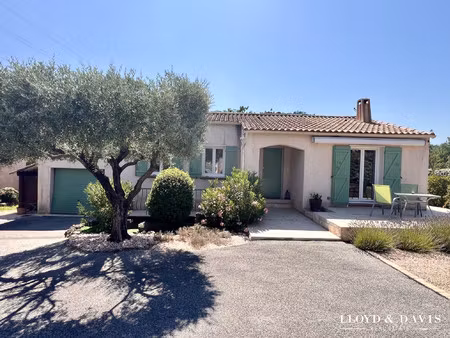 villa de plain-pied dans quartier calme avec garage et piscine