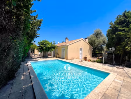 villa de plain-pied climatisée avec piscine