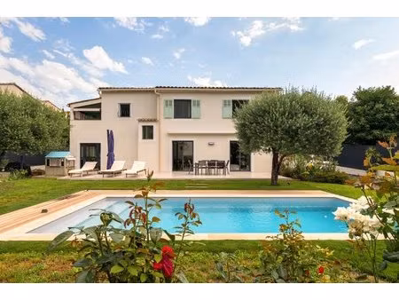 villa rénovée à pied du village - calme absolu