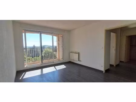 appartement de t2 vendu loué avec balcon dans résidence avec ascenseur