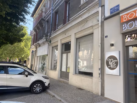 local commercial centre lamastre avec vitrine