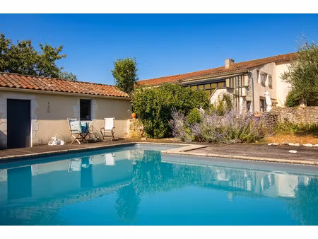 propriété de caractère avec maison d'amis  piscine et dépend