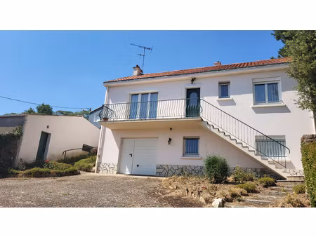 oudon   maison trois chambres avec plusiieurs garages et ter