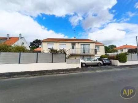 location maison meublé à montaigu (85600) : à louer meublé / 164m² montaigu
