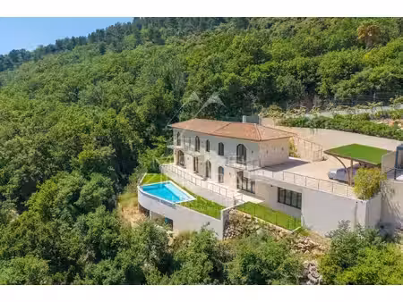 villa épurée avec vue panoramique sur la riviera