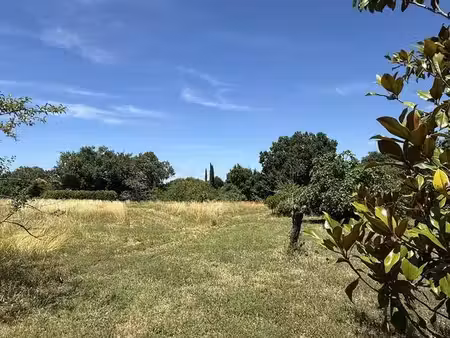 magnifique terrain arboré dans un environnement protégé.