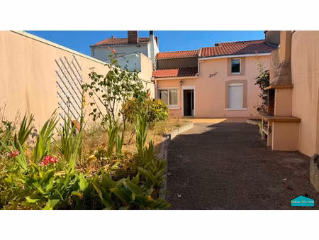 maison de bourg de 157 m² avec jardin clos et garage ? beau potentiel