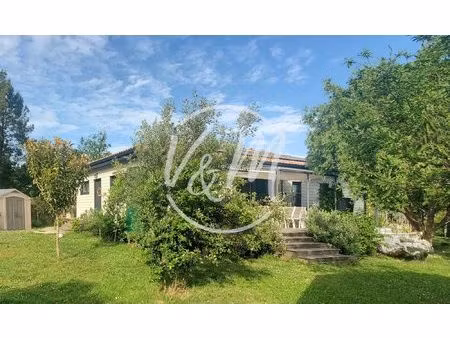 maison recente sur terrain arbore